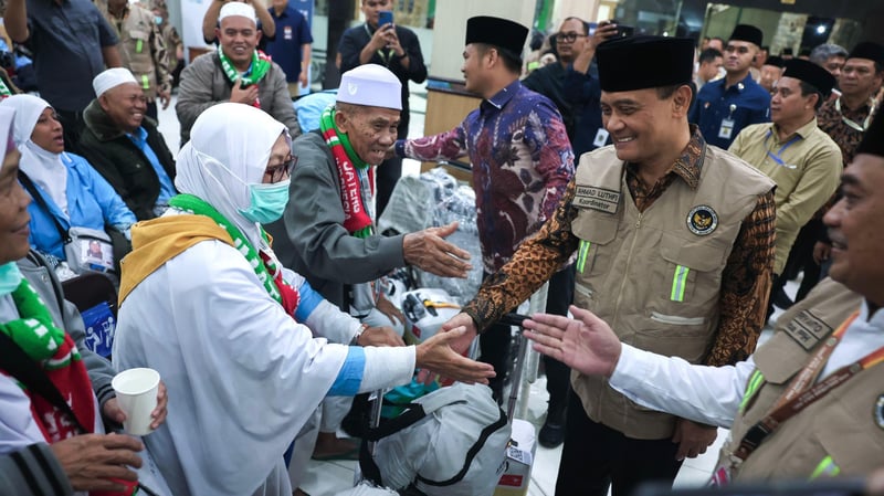 Sedih! Tangis & Sujud Syukur Warnai Kedatangan Jemaah Haji Kloter Pertama Jateng