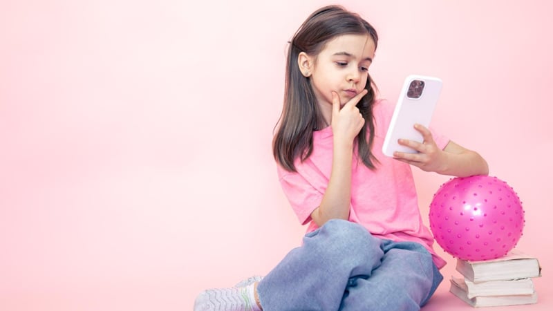 Anak Mulai Iri Lihat Sosmed Teman? Lakukan 3 Hal Ini