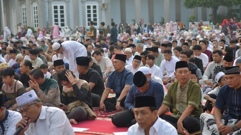 Peci saat Shalat Wajib atau Sunnah? Buya Yahya Bilang Begini...