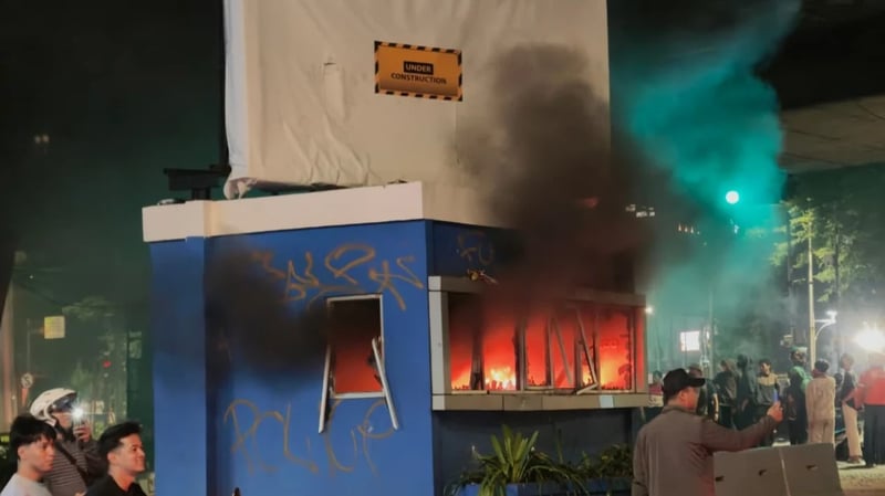 Demo Slipi Ricuh, Pos Polisi Dibakar! Ini 3 Alternatif Sampaikan Protes Tanpa Kekacauan...