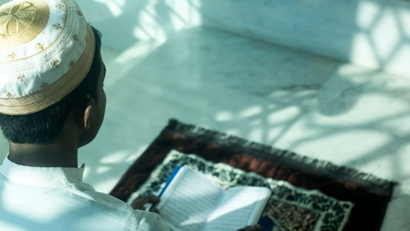 Bolehkah Salat Sambil Membaca Mushaf Al-Qur’an?