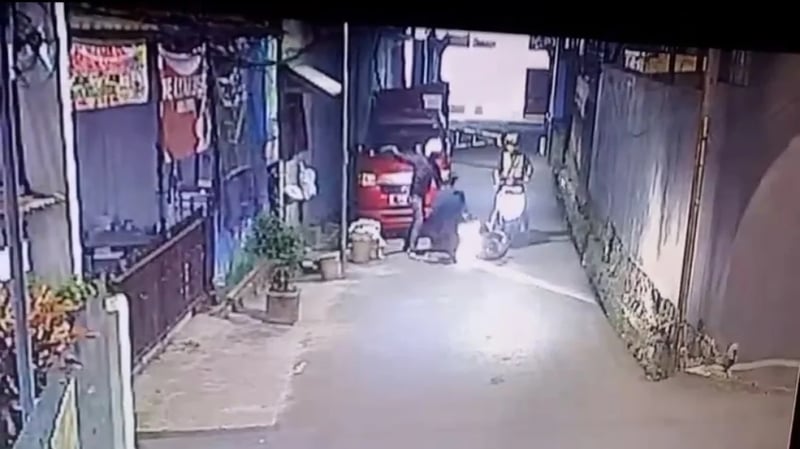 Begal Sadis Bacok Korban Pulang Kerja Terekam CCTV, 4 Pelaku Diciduk! Hukum Mati?