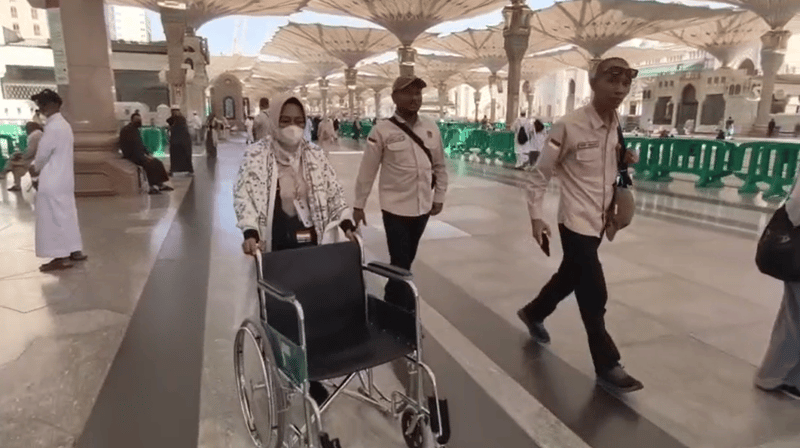 Pinjam Kursi Roda Gratis di Masjid Nabawi, Jemaah Lansia dan Disabilitas Dimudahkan Beribadah
