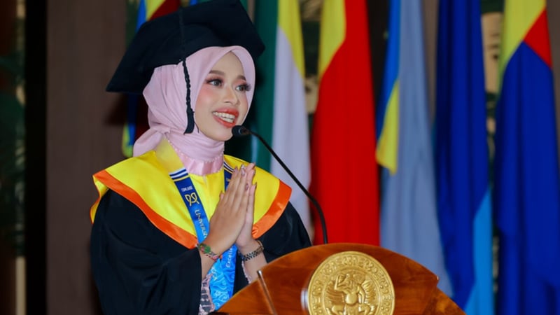 Kisah Haru Devi Ridho: Bangkit dari Duka Hingga Jadi Wisudawan Terbaik