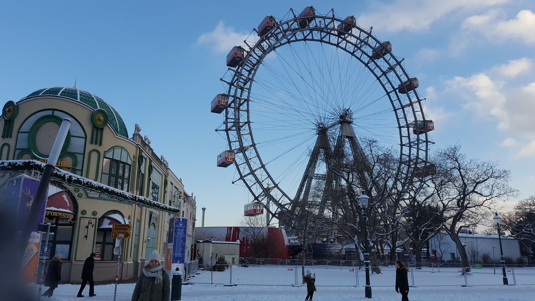 A grand ferris wheel in snowy grounds.