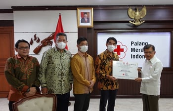 KTB Bersama Grup Mitsubishi Krama Yudha Berikan Donasi