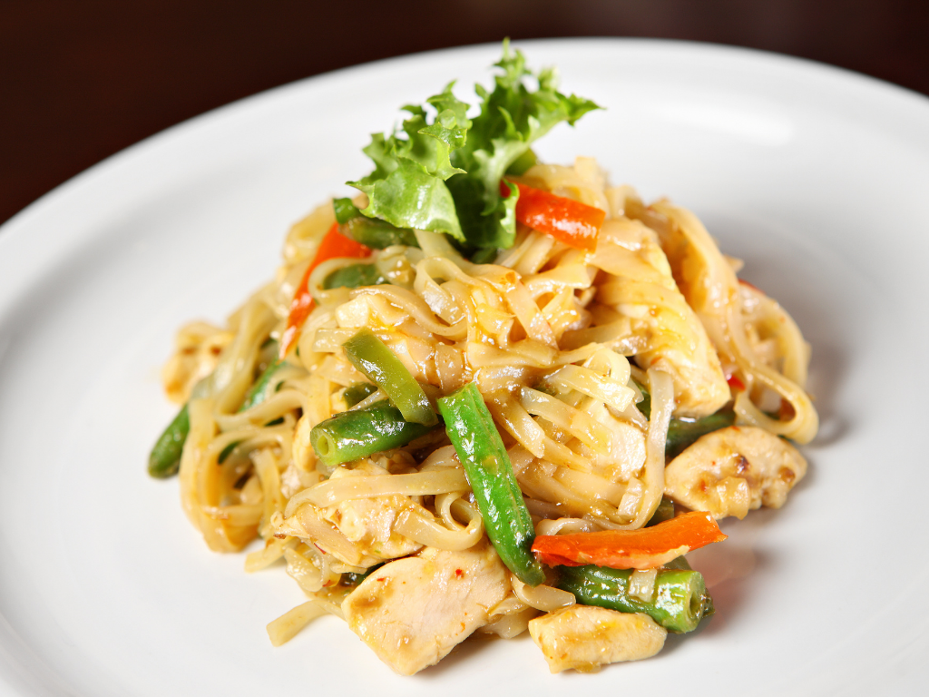 Typical Asian Pad Thai dish with chicken, pepper and green beans