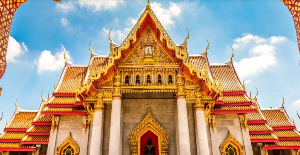 Smukt gyldent tempel i Thailand