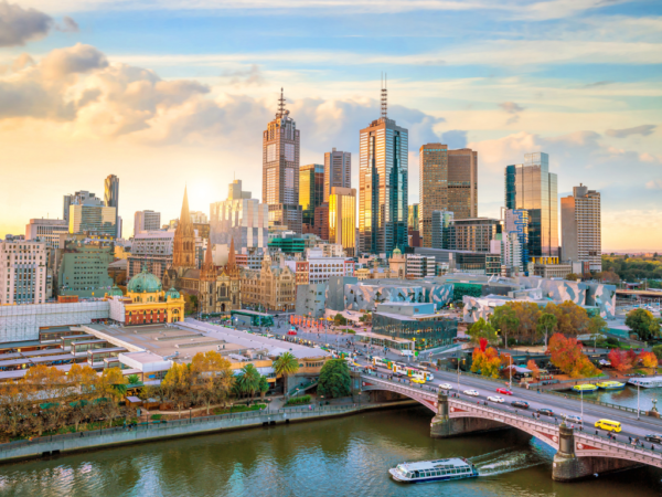 Bybillede af de høje skyskrabere i Melbourne, Australien på en solskinsdag