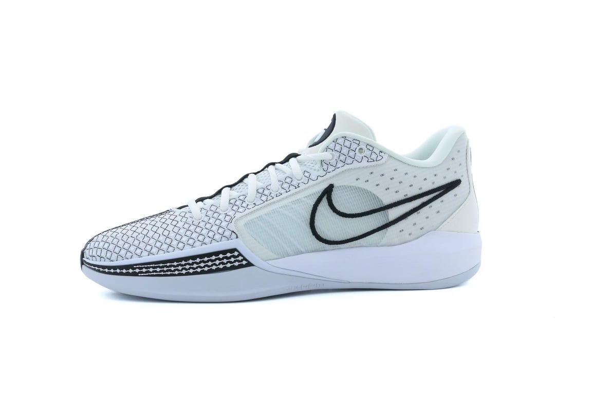 Nike Sabrina Ionescu シューズ ホワイト/ブラック26センチ Nike debuts Sabrina Ionescu partnership with new apparel