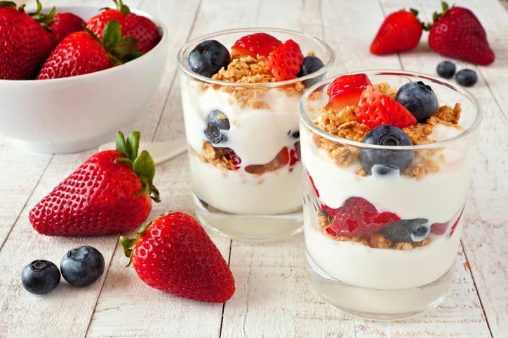 Parfait de Iogurte com Frutas e Granola de Cacau