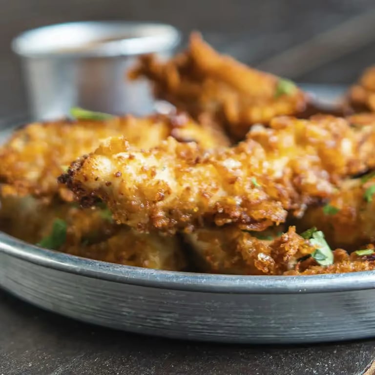 Tiras de Frango Crocantes com Alho e Parmesão e Molho Cremoso de Pimenta