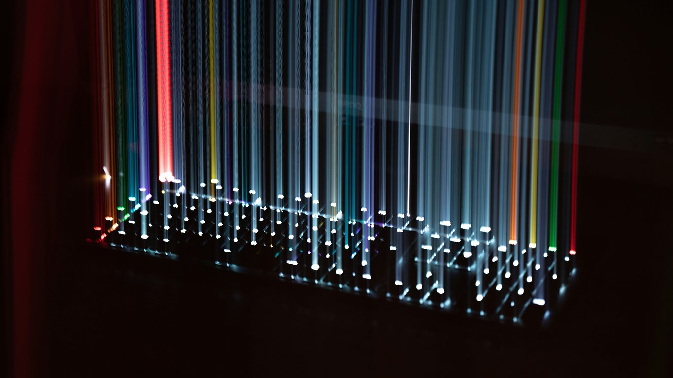 Custom Code vs. Baukasten: Warum wir Webseiten noch von Hand bauen