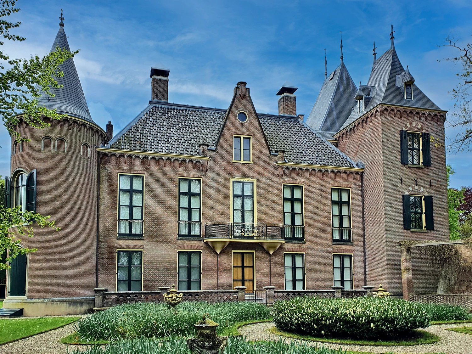 Kasteel Keukenhof and the tulip fields near Lisse