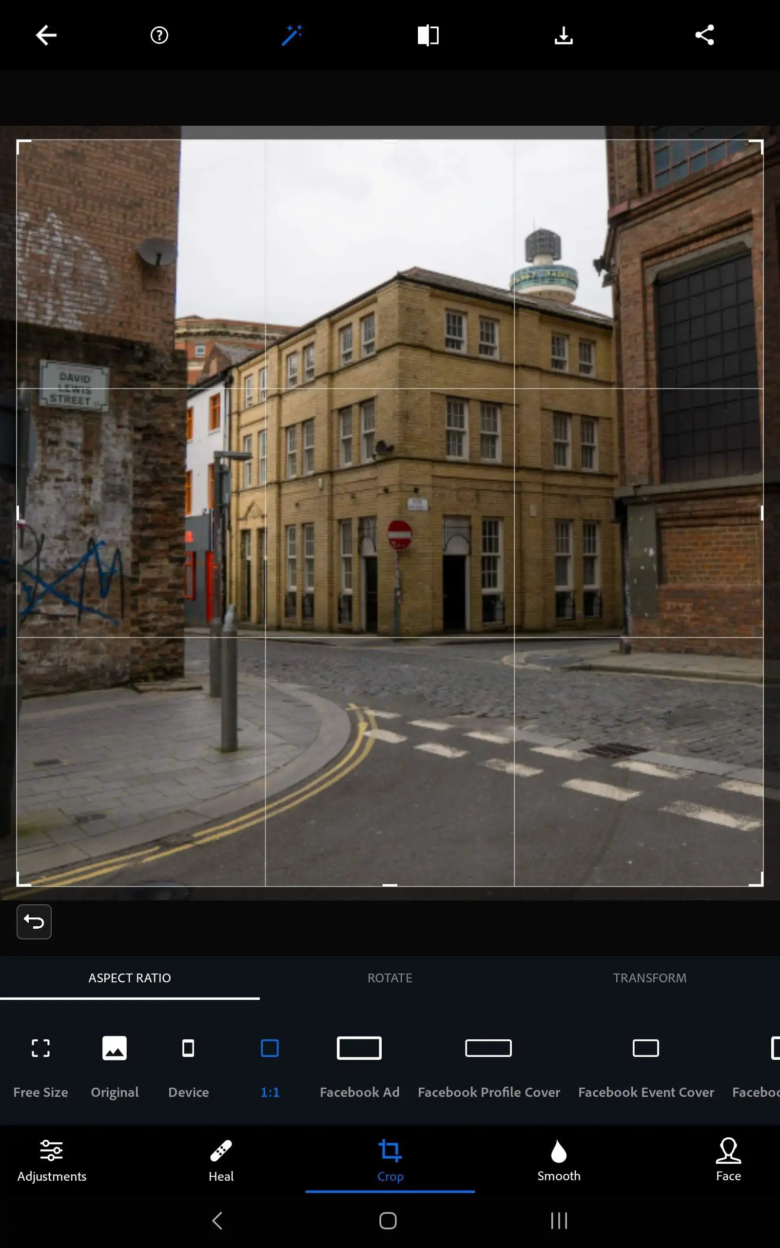 Adobe Photoshop Express app cropping tool