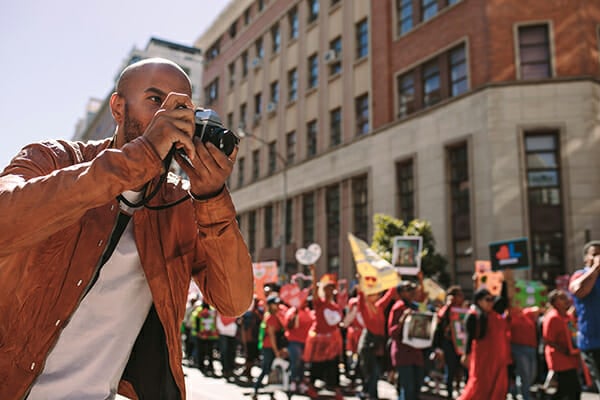 Dealing with Onlookers iPhotography Article man with camera