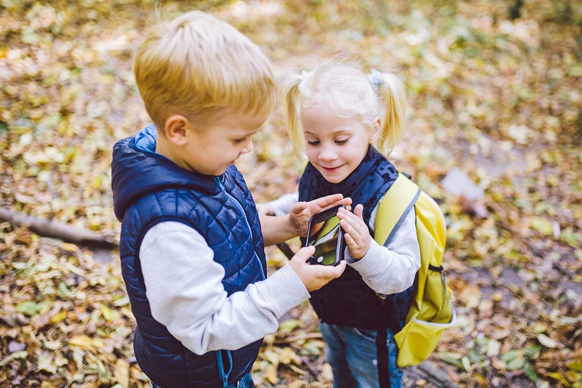 Children,Preschoolers,Caucasian,Brother,And,Sister,Take,Pictures,Of,Each