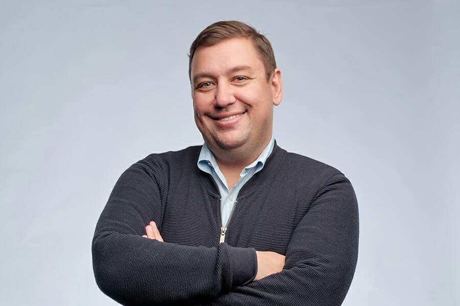 posing men blog image man with arms folded over stomach
