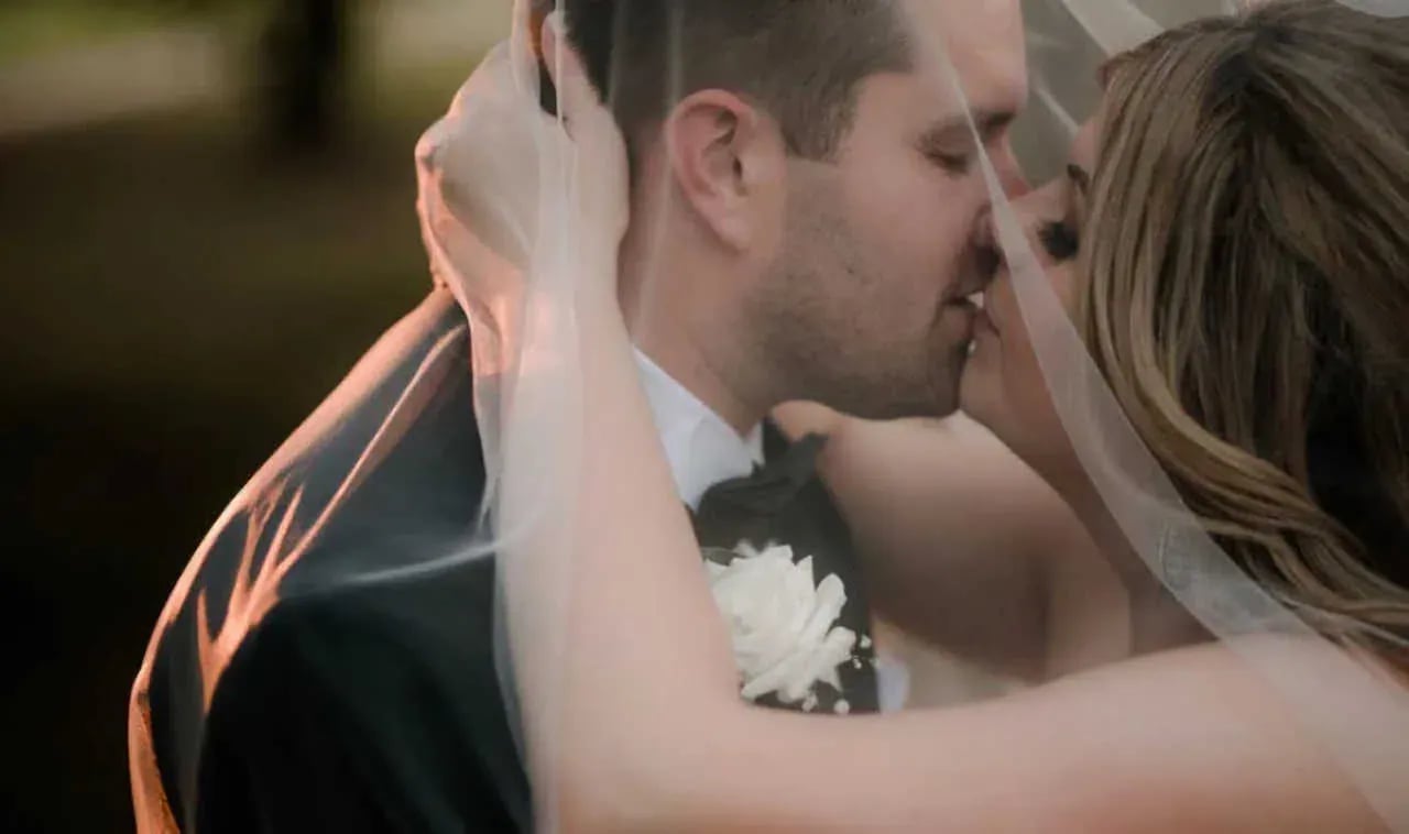 Weddings: Bide and Grooms First Kiss