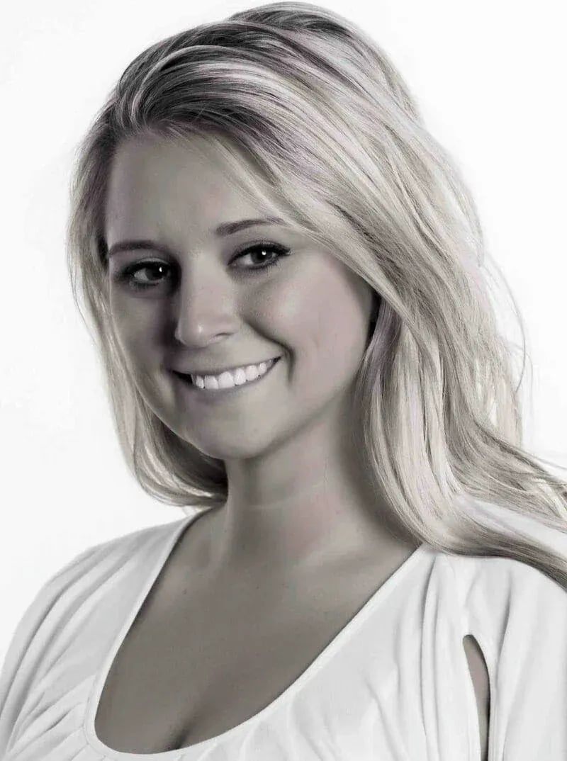 Headshots: Classic B/W Woman Head and Shoulders