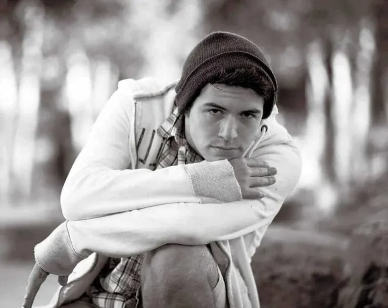 High School Senior Portrait: B/W - Guy Kneeling in Park