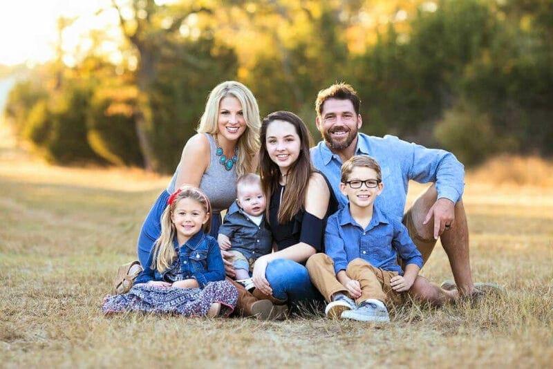Family Portraits: Family Posing in Park