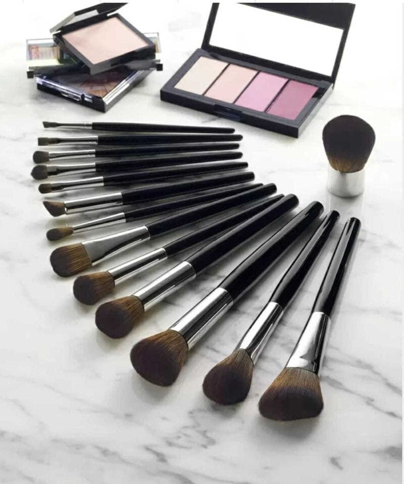 Advertising Photography: Eye Powder with Brushes