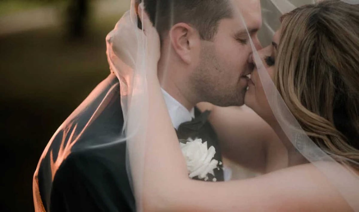 Weddings: Bide and Grooms First Kiss