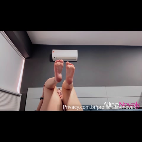 Passando oleo nos meus pes    e gravei tudo pra voce  E um video bem diferente e que muita gente pediu  Cada gota de oleo e tipo um convite pra gente se divertir e descobrir coisas novas    Enquanto massageio meus pes
