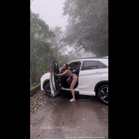 Impossível ouvir essa música e controlar a vontade de fazer amor Nada paga a sensação de liberdade de ser uma mulher livre como eu E sabe o que eu escolhi Te levar à loucura Gosta quando a Prof rebola pensando em você Me conta aí chat 