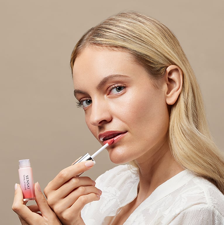 Total Lip Gloss #03 - Shinonome Coral di Sensai - imagen 8 de 20