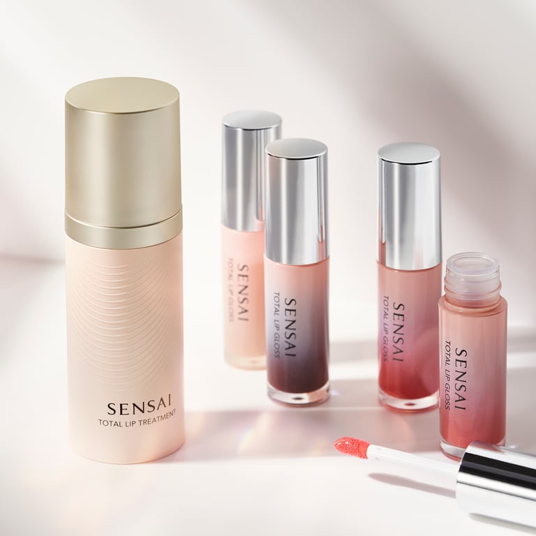 Total Lip Gloss In Colours #02 - Akebono Red de Sensai - imagen 8 de 18