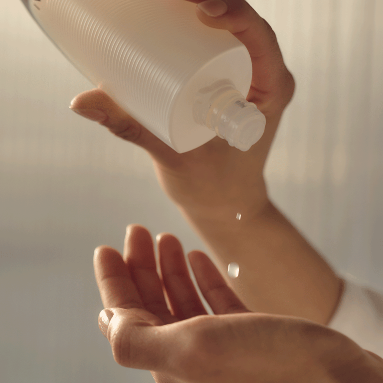 Absolute Silk Micro Essence In Lotion 125 ml di Sensai - imagen 2 de 12