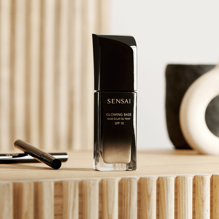 Glowing Base SPF10 30 ml de Sensai - imagen 15 de 20