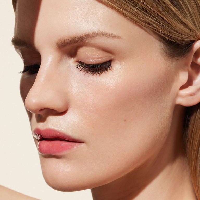 Total Lip Gloss In Colours #02 - Akebono Red de Sensai - imagen 6 de 18