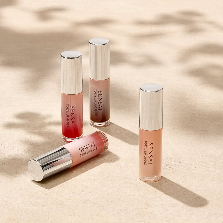 Total Lip Gloss In Colours #02 - Akebono Red de Sensai - imagen 9 de 18