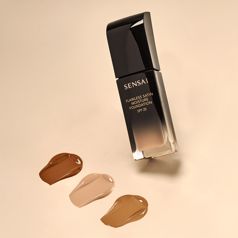 Flawless Satin Moisture Foundation #FS204 - Honey Beige de Sensai