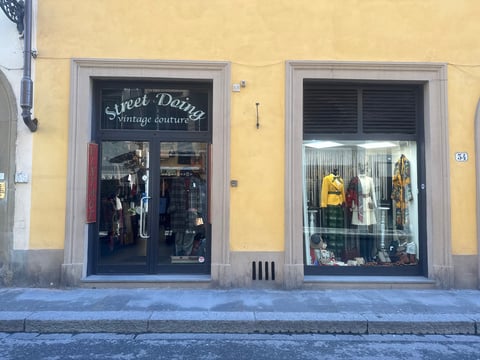 Street Doing Vintage Couture — Clothing store in Santa Croce · Florence