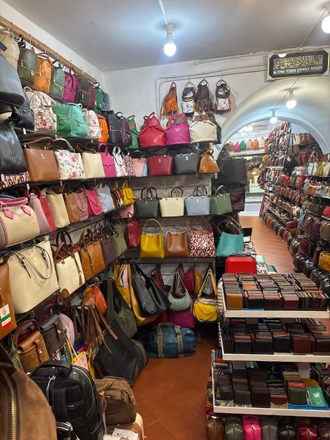 Florence pelletteria BE — Store in Oltrarno · Florence