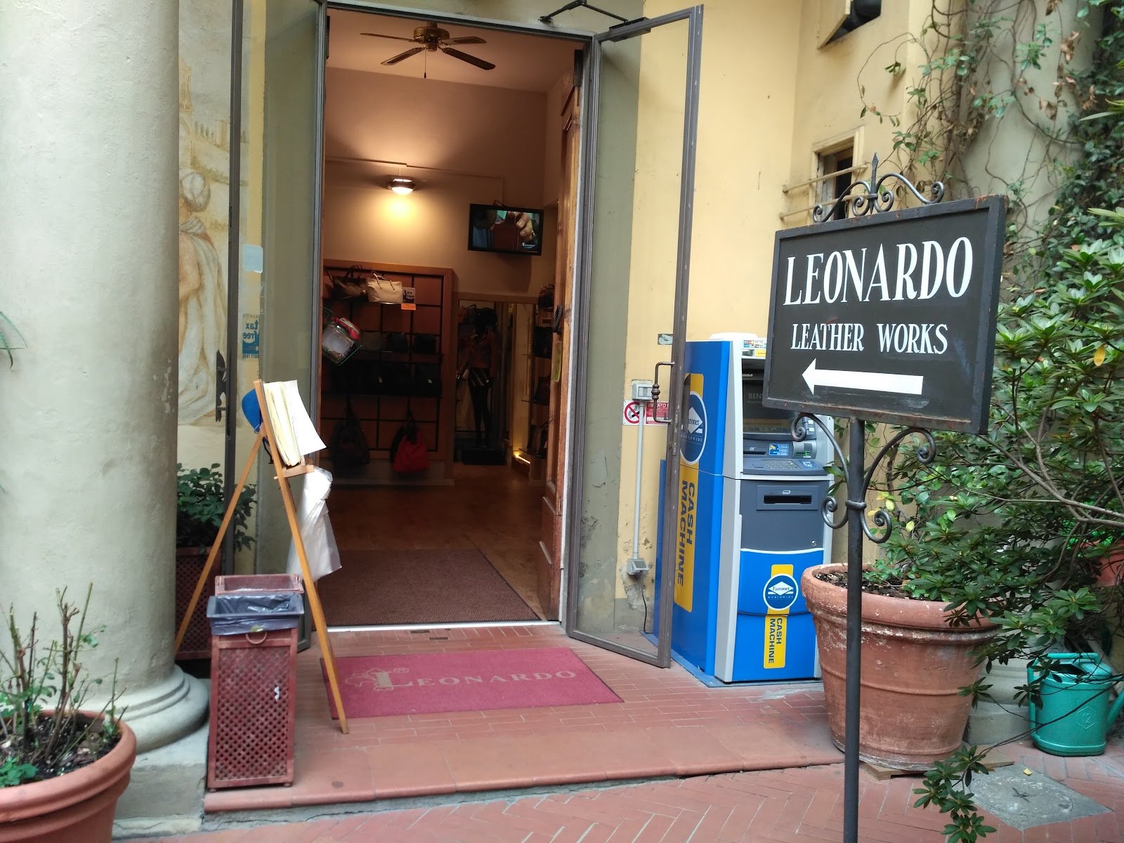 Leonardo Leather & Gold — Store in Santa Croce, Florence