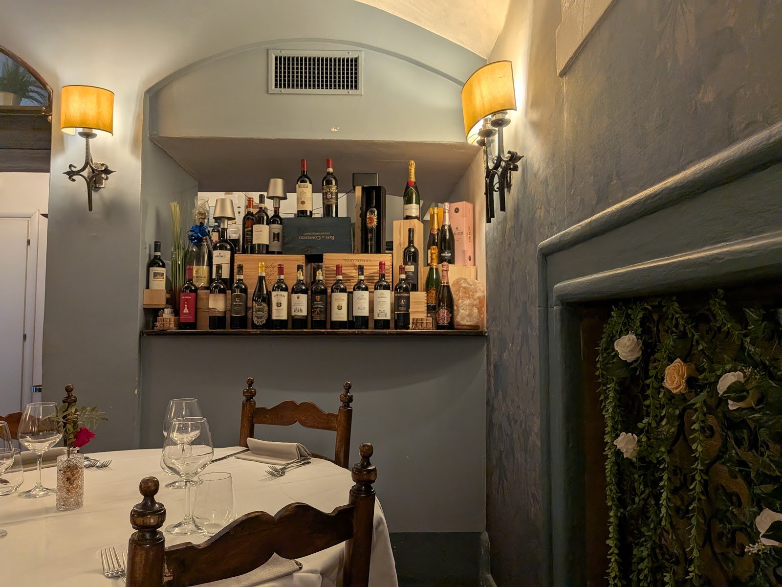 Cantina De' Pucci (Restaurant & Wine Window / Buchetta del Vino) — Italian restaurant in Centro Storico, Florence