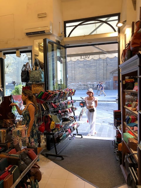 Vale Leathershop Florence — Store in San Lorenzo · Florence