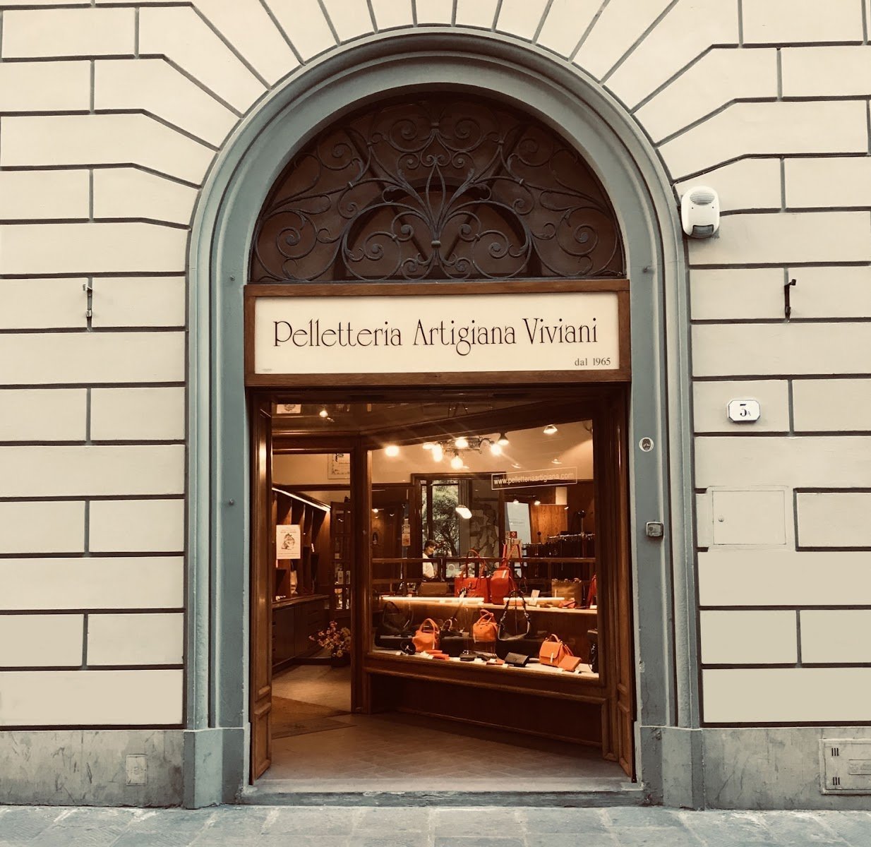 Pelletteria Artigiana Viviani — Store in San Lorenzo, Florence