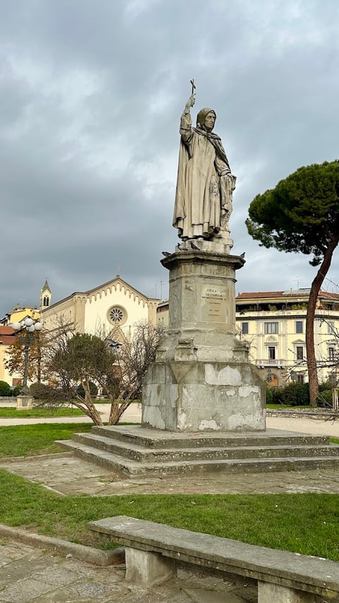 Piazza Savonarola — Plaza in Outer Florence · Florence