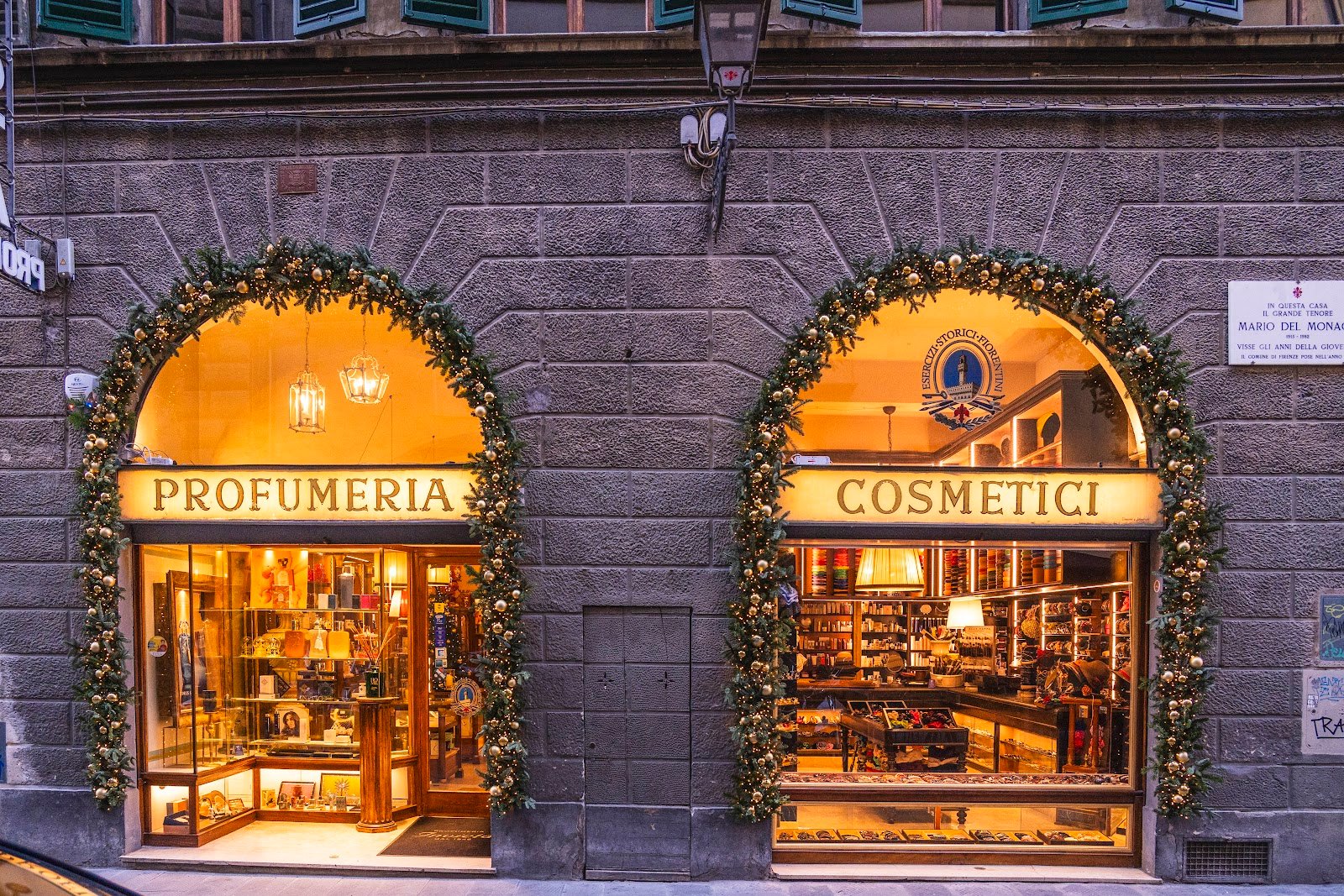 Profumeria Invicta Firenze | Cura della bellezza dal 1946 | Profumi, Cosmetici e Make Up — Clothing store in San Lorenzo, Florence