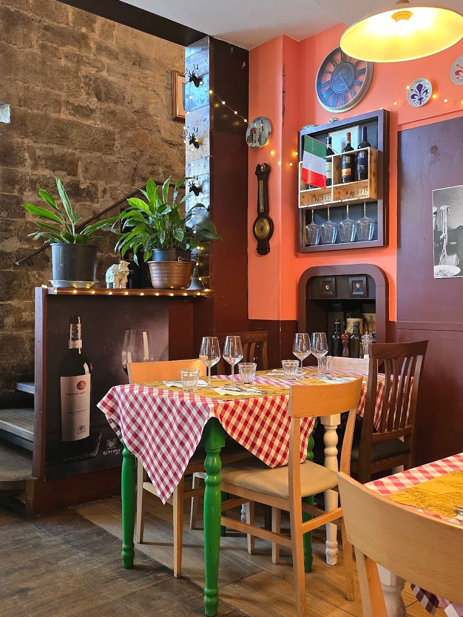 Wine window — Wine bar in Santa Croce, Florence