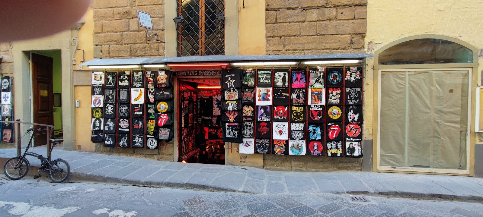 𝔯𝔢𝔡 𝔩𝔦𝔤𝔥𝔱 𝔢𝔰𝔱. 1992 ⚡️ 𝑹𝑶𝑪𝑲 𝑺𝑯𝑶𝑷 — Clothing store in Centro Storico, Florence