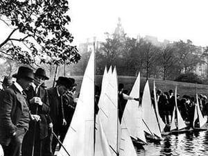 Central Park: Model Boat Yachtsmen - Art Print