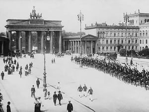 Pariser Platz and Brandenburger Thor (Paris Place and Brandenburg Gate) - Art Print