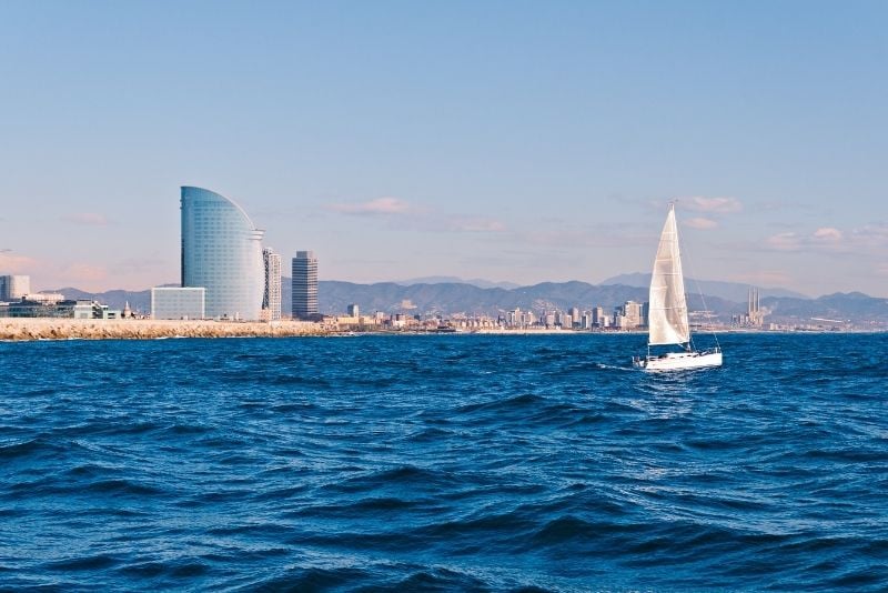 tour in barca a vela a Barcellona